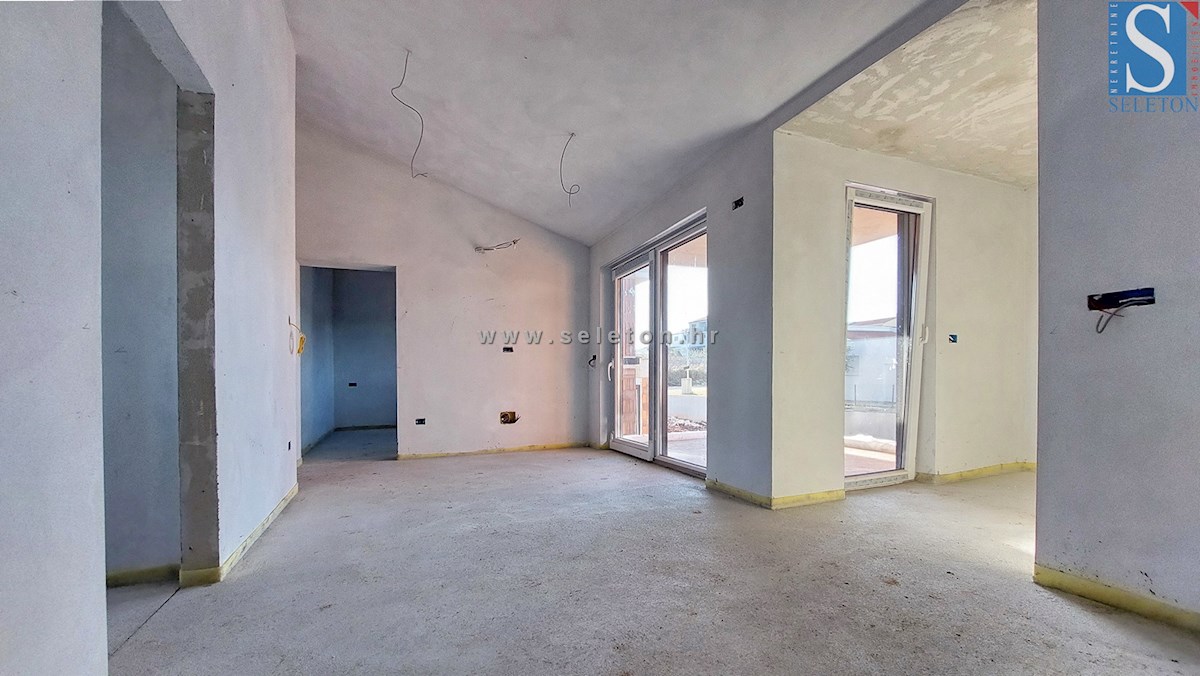 Poreč - okolica, stanovanje v gradnji 75 m2 z vrtom 135 m2, 2 parkirni mesti