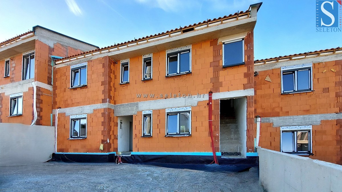 Poreč - okolica, stanovanje v gradnji 75 m2 z vrtom 135 m2, 2 parkirni mesti