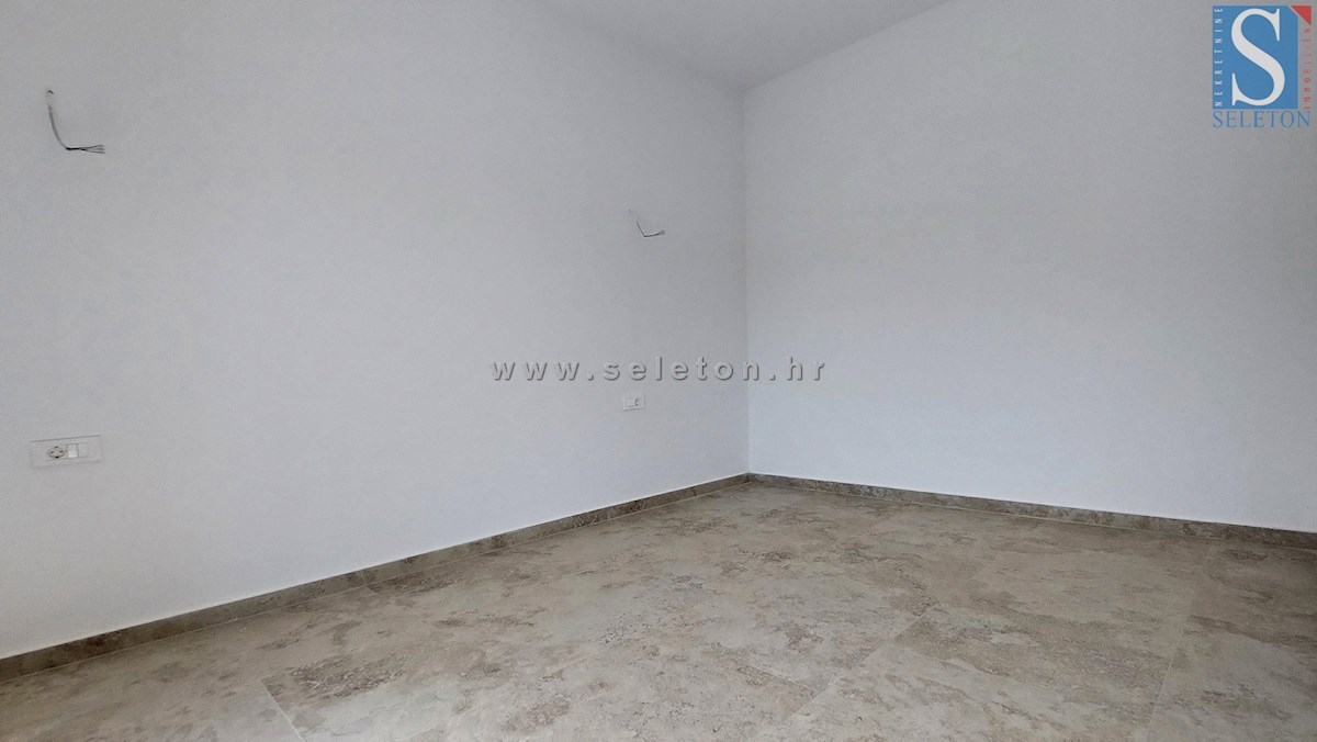 Poreč - novo moderno stanovanje od 76 m2 z vrtom in dvema parkirnima mestoma