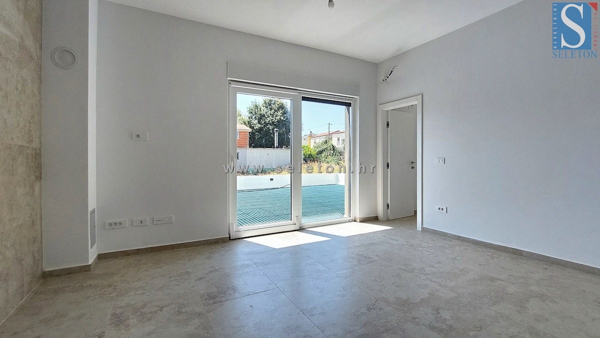 Poreč - novo moderno stanovanje od 76 m2 z vrtom in dvema parkirnima mestoma