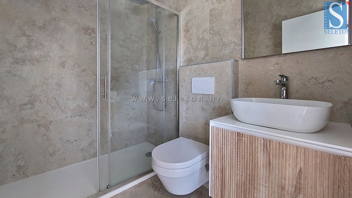Poreč - novo moderno stanovanje od 76 m2 z vrtom in dvema parkirnima mestoma