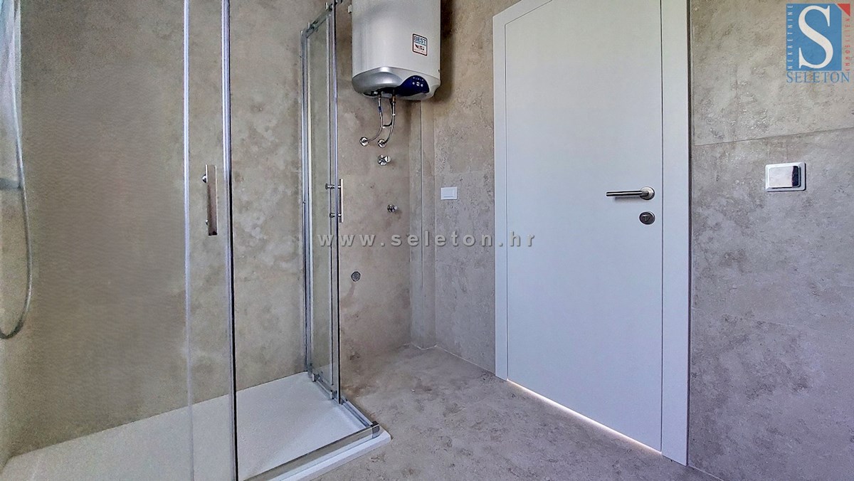Poreč - novo moderno stanovanje od 76 m2 z vrtom in dvema parkirnima mestoma