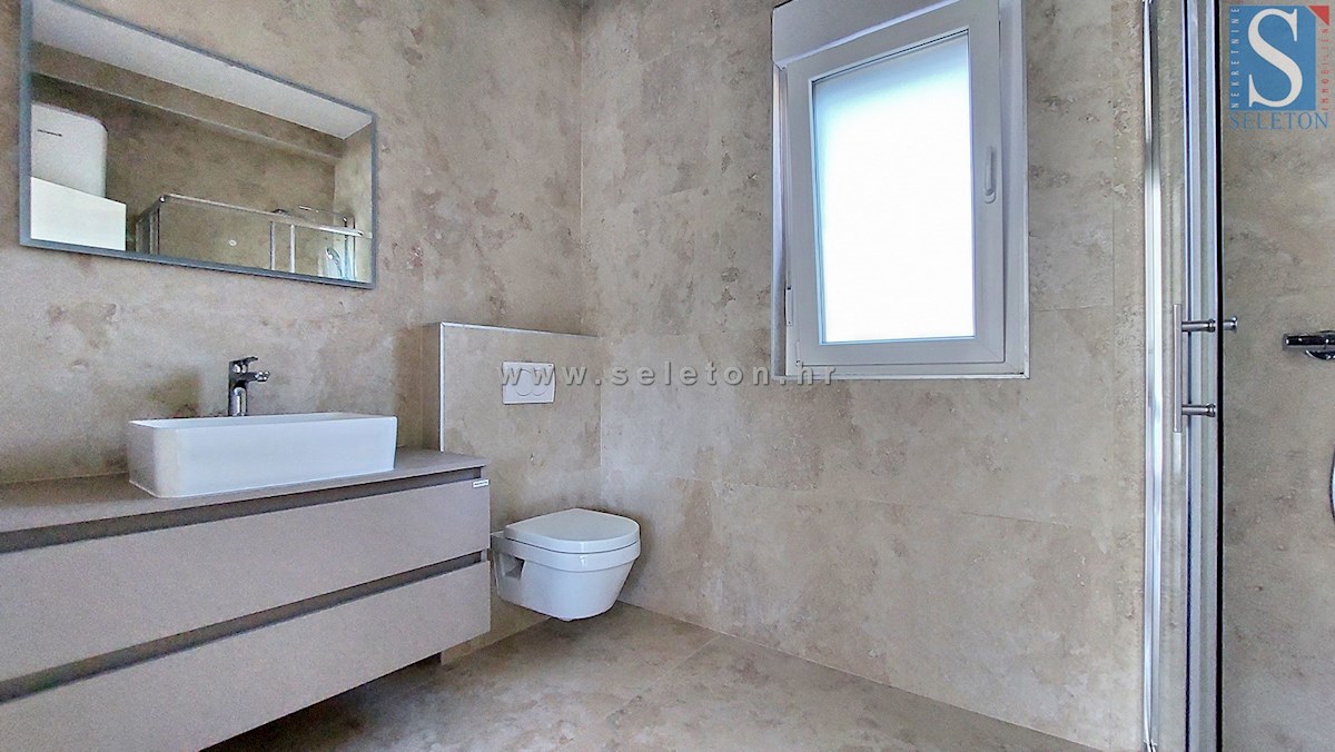 Poreč - novo moderno stanovanje od 76 m2 z vrtom in dvema parkirnima mestoma