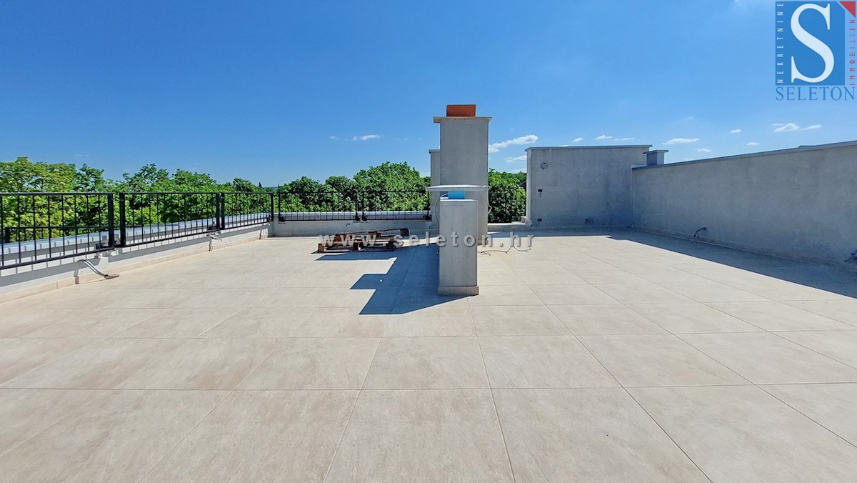 Stanovanje površine 84 m2 + strešna terasa površine 56 m2 s pogledom na morje