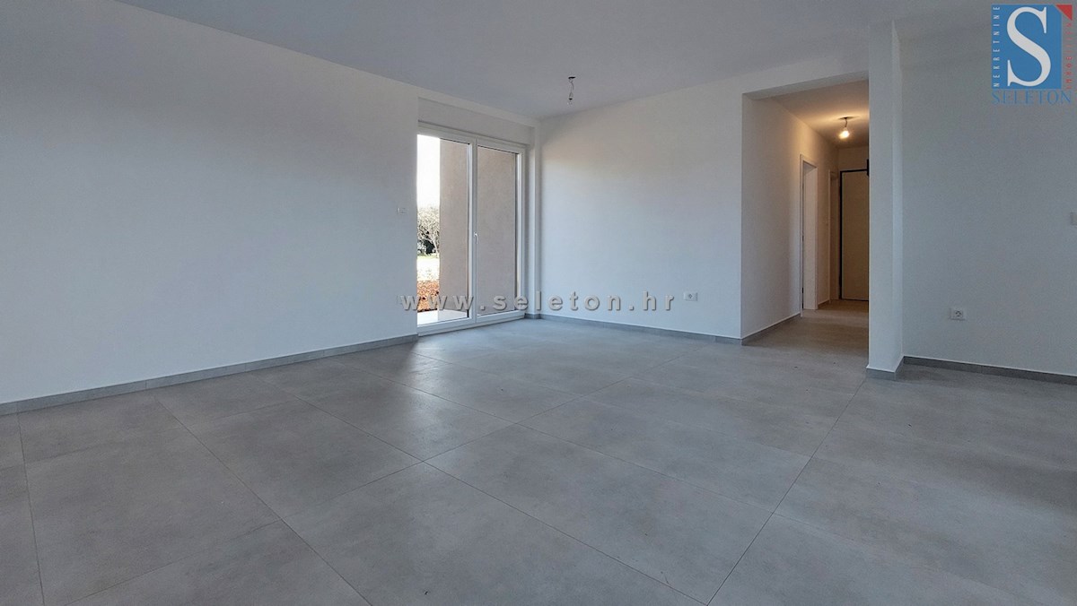 Istra, Poreč, novo stanovanje velikosti 67 m2 z vrtom velikosti 180 m2, 2 parkirnima mestoma, kletjo