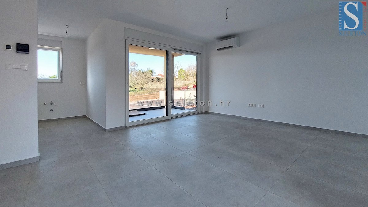 Istra, Poreč, novo stanovanje velikosti 67 m2 z vrtom velikosti 180 m2, 2 parkirnima mestoma, kletjo