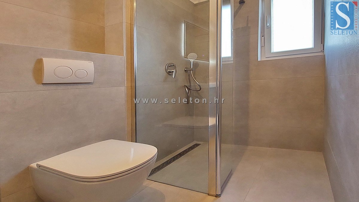 Istra, Poreč, novo stanovanje velikosti 67 m2 z vrtom velikosti 180 m2, 2 parkirnima mestoma, kletjo