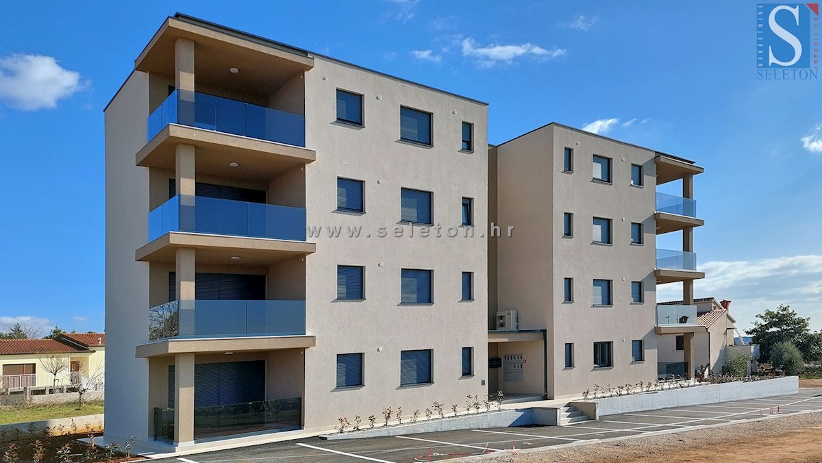 Istra, Poreč, novo stanovanje velikosti 67 m2 z vrtom velikosti 180 m2, 2 parkirnima mestoma, kletjo