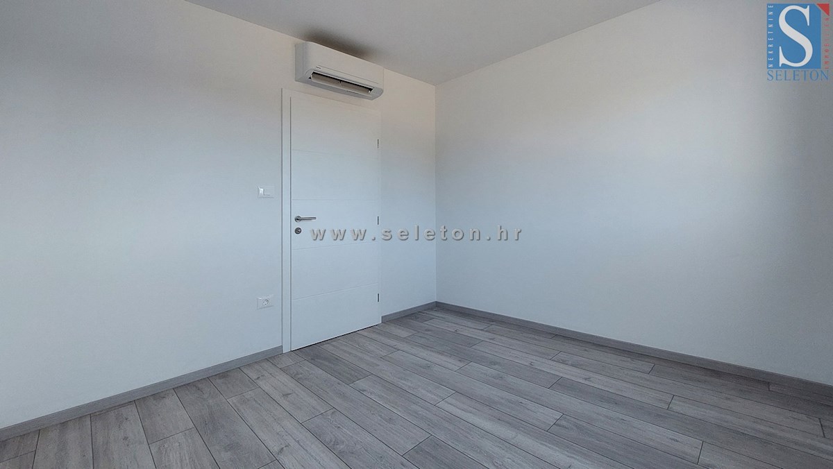 Istra, Poreč, novo stanovanje velikosti 67 m2 z vrtom velikosti 180 m2, 2 parkirnima mestoma, kletjo