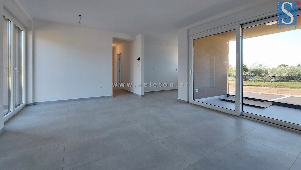 Istra, Poreč, novo stanovanje velikosti 67 m2 z vrtom velikosti 180 m2, 2 parkirnima mestoma, kletjo