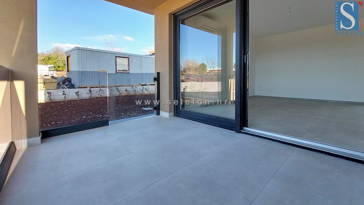 Istra, Poreč, novo stanovanje velikosti 67 m2 z vrtom velikosti 180 m2, 2 parkirnima mestoma, kletjo