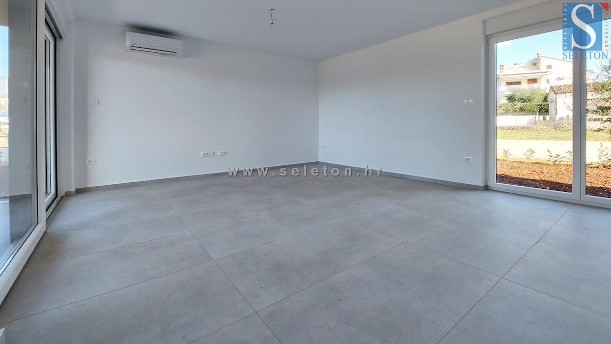 Istra, Poreč, novo stanovanje velikosti 67 m2 z vrtom velikosti 180 m2, 2 parkirnima mestoma, kletjo