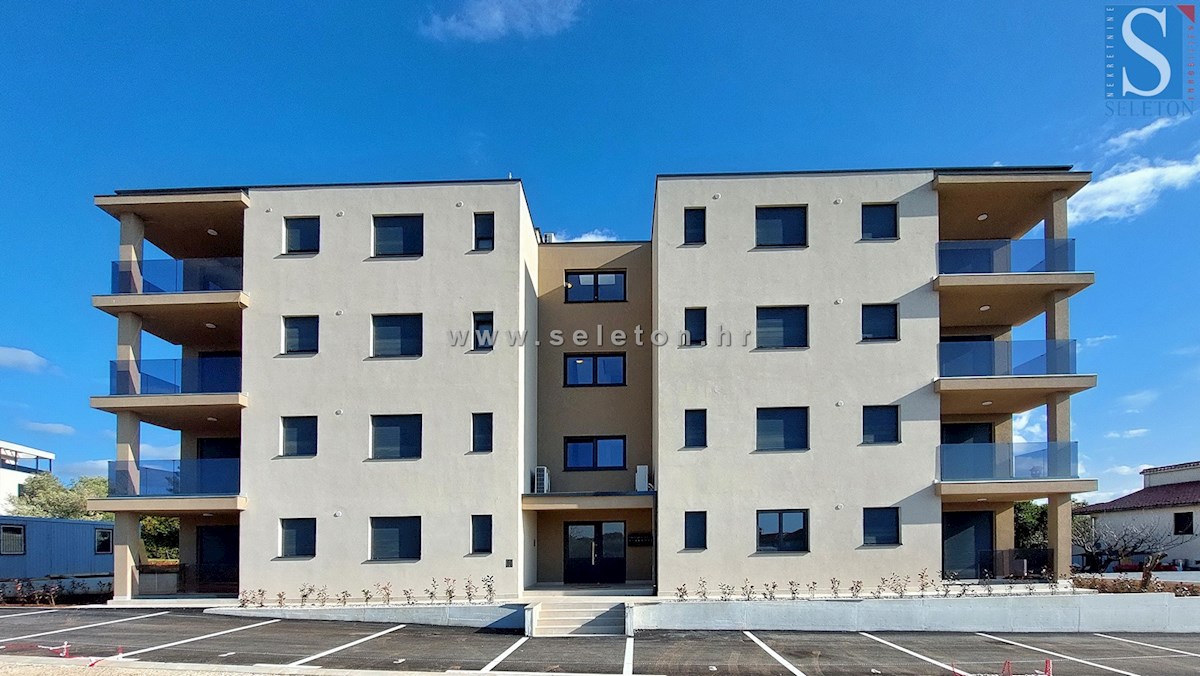 Istra, Poreč, novo stanovanje velikosti 67 m2 z vrtom velikosti 180 m2, 2 parkirnima mestoma, kletjo