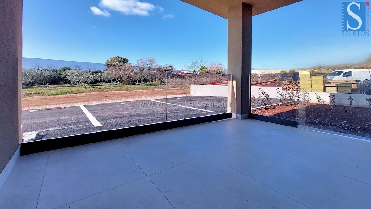 Istra, Poreč, novo stanovanje velikosti 67 m2 z vrtom velikosti 180 m2, 2 parkirnima mestoma, kletjo