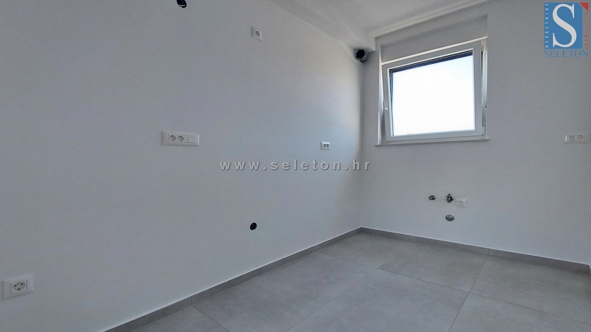 Istra, Poreč, novo stanovanje velikosti 67 m2 z vrtom velikosti 180 m2, 2 parkirnima mestoma, kletjo