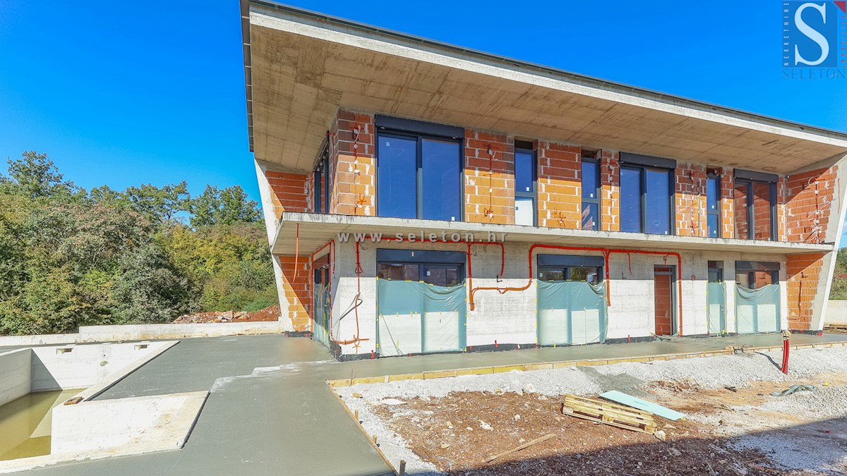 Moderna samostojna hiša 243 m2 z bazenom 36 m2 v okolici Poreča - v gradnji