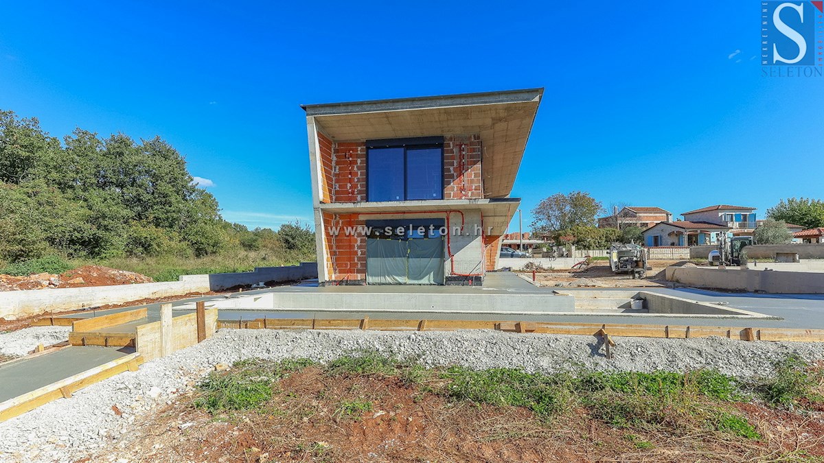 Moderna samostojna hiša 243 m2 z bazenom 36 m2 v okolici Poreča - v gradnji