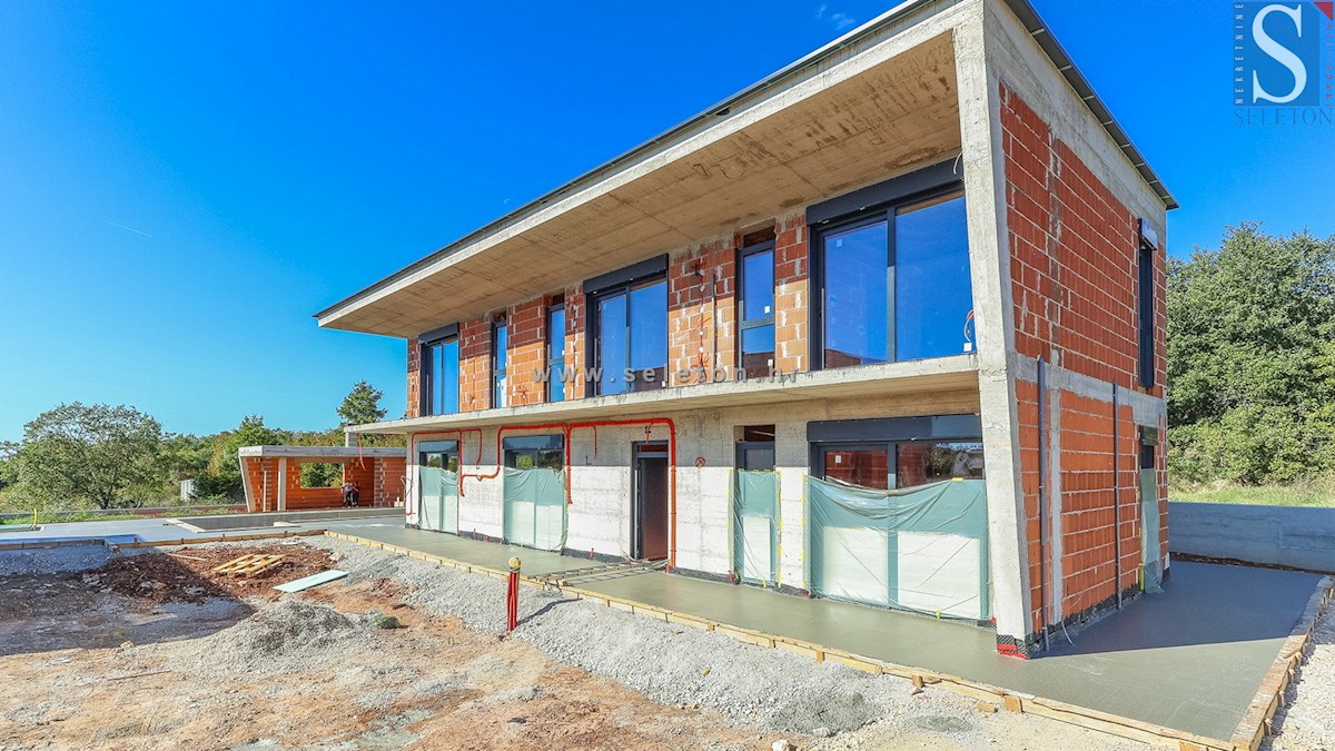 Moderna samostojna hiša 243 m2 z bazenom 36 m2 v okolici Poreča - v gradnji