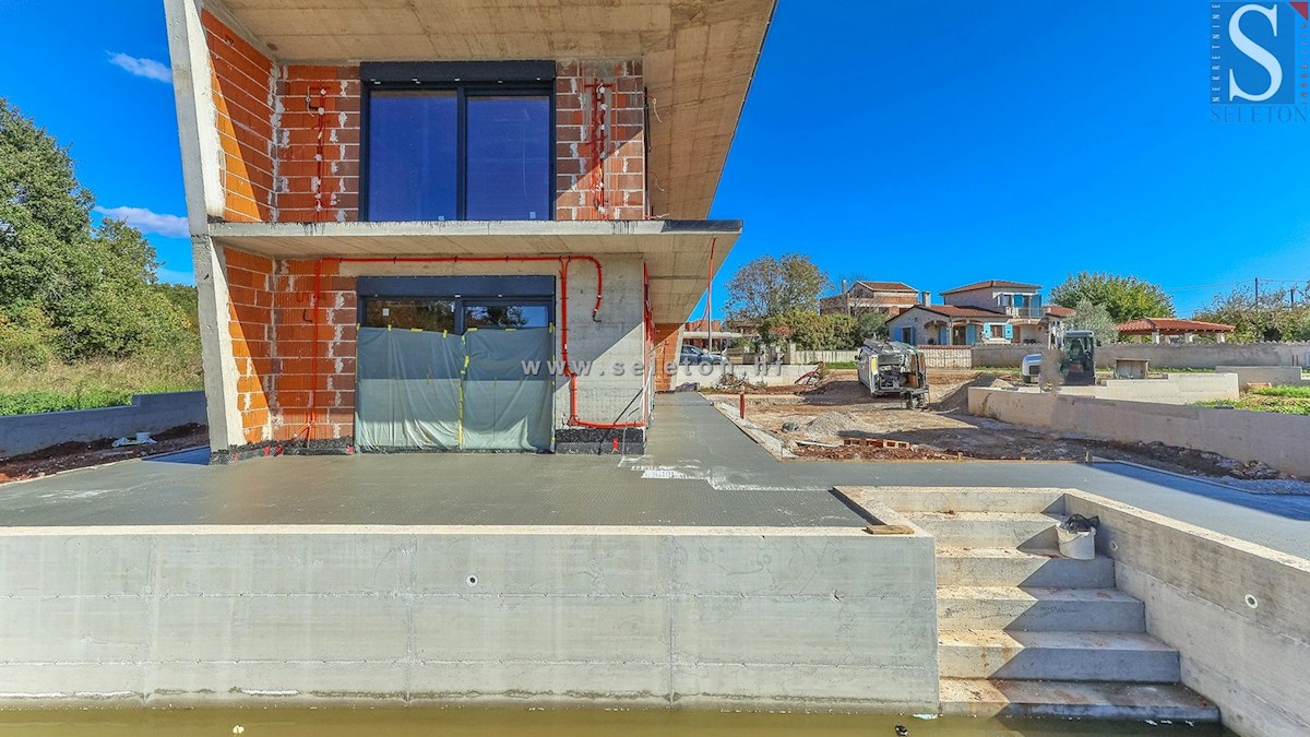 Moderna samostojna hiša 243 m2 z bazenom 36 m2 v okolici Poreča - v gradnji