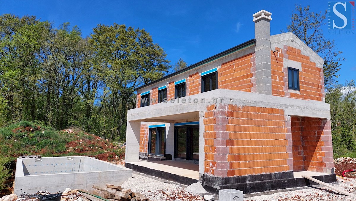 Samostojna hiša 169 m2 z bazenom v gradnji