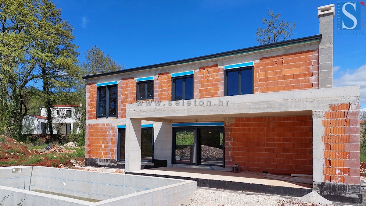 Samostojna hiša 169 m2 z bazenom v gradnji