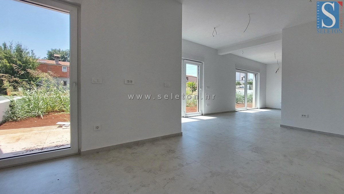 Poreč - novo stanovanje 88 m2 z vrtom in dvema parkirnima mestoma