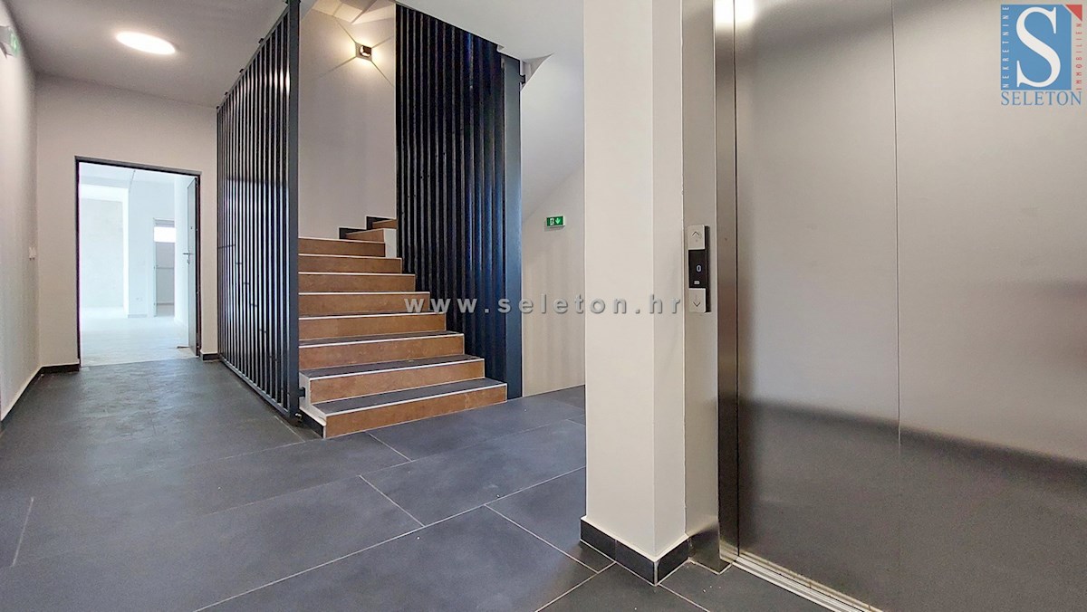 Poreč - novo stanovanje 88 m2 z vrtom in dvema parkirnima mestoma