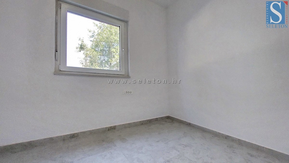 Poreč - novo stanovanje 88 m2 z vrtom in dvema parkirnima mestoma