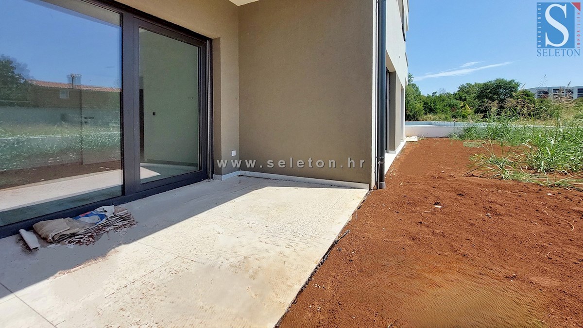 Poreč - novo stanovanje 88 m2 z vrtom in dvema parkirnima mestoma