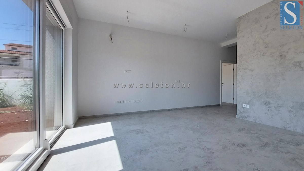 Poreč - novo stanovanje 88 m2 z vrtom in dvema parkirnima mestoma