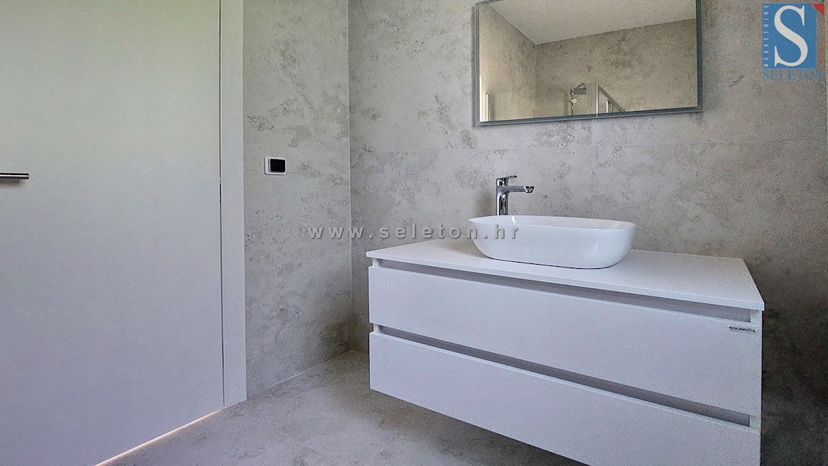 Poreč - novo stanovanje 88 m2 z vrtom in dvema parkirnima mestoma