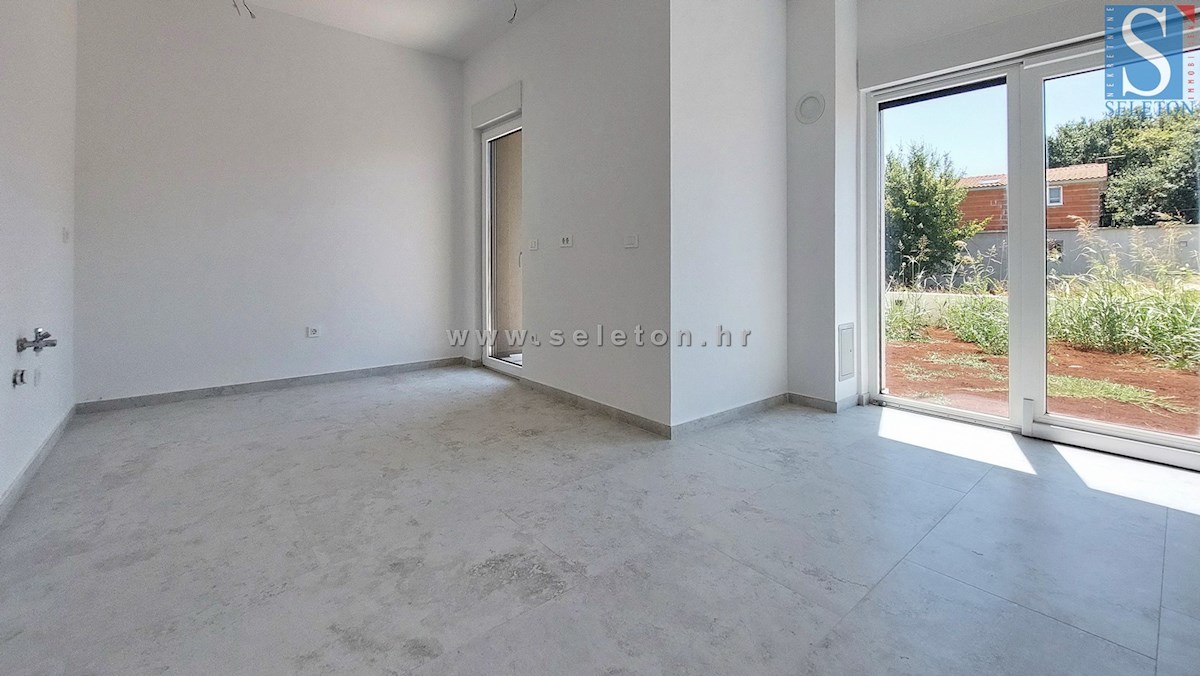 Poreč - novo stanovanje 88 m2 z vrtom in dvema parkirnima mestoma