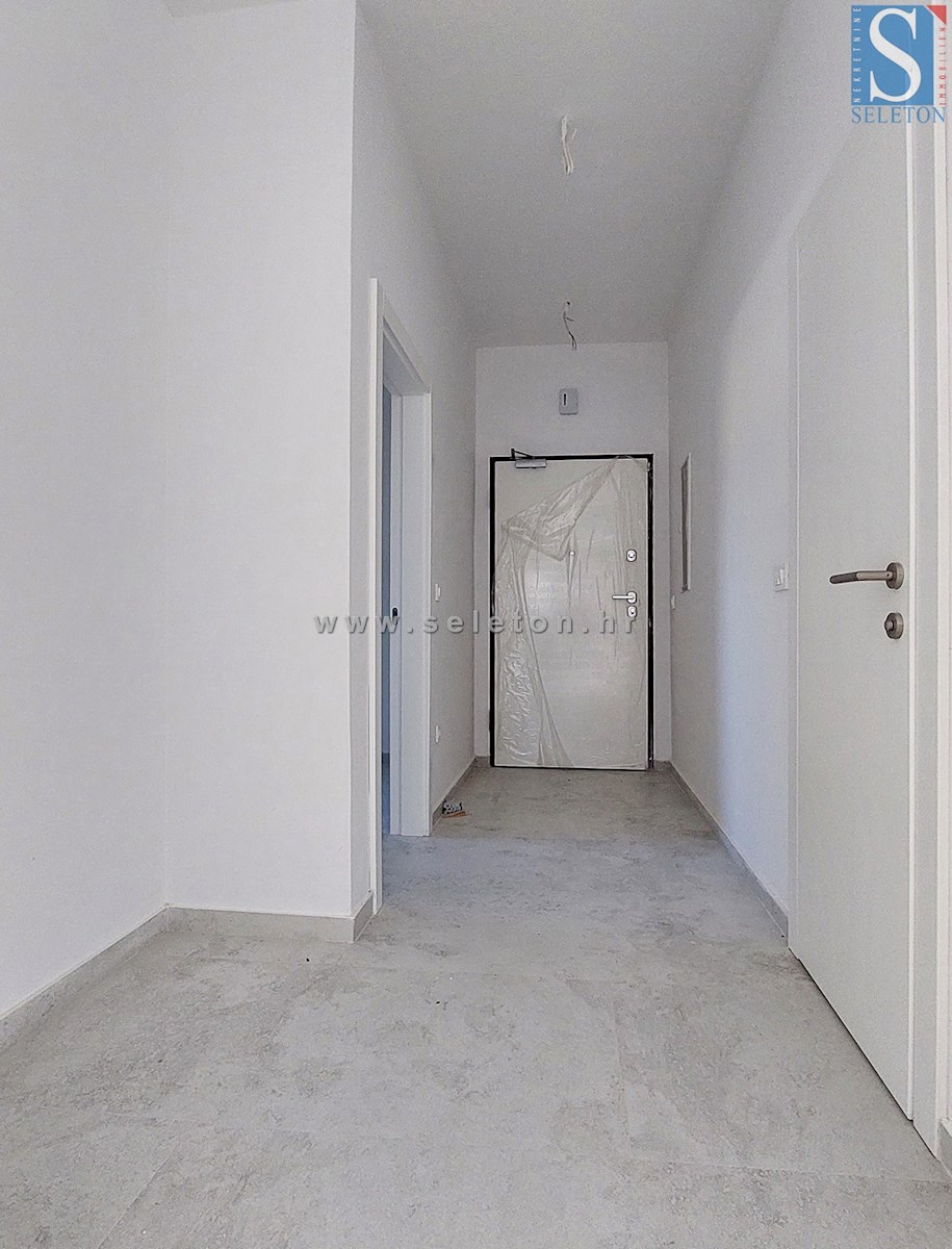 Poreč - novo stanovanje 88 m2 z vrtom in dvema parkirnima mestoma