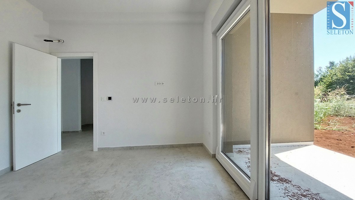 Poreč - novo stanovanje 88 m2 z vrtom in dvema parkirnima mestoma