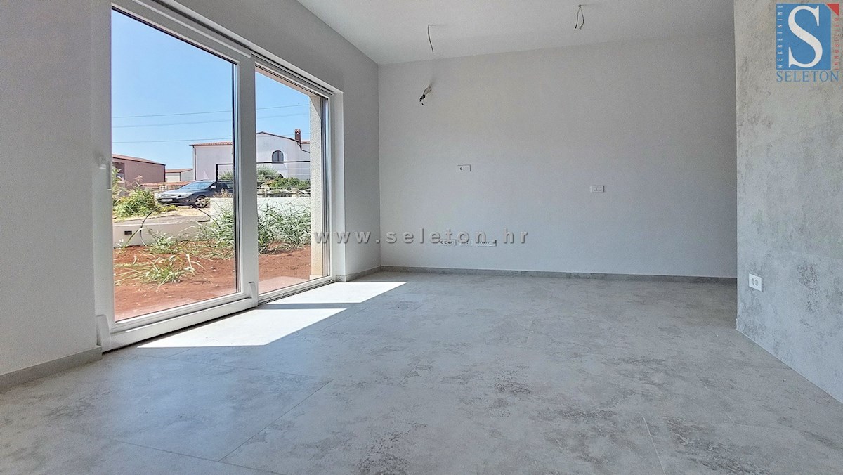 Poreč - novo stanovanje 88 m2 z vrtom in dvema parkirnima mestoma