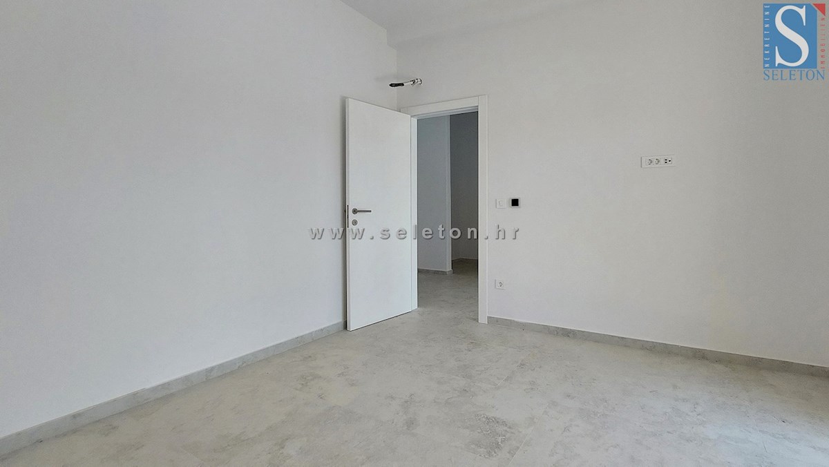 Poreč - novo stanovanje 88 m2 z vrtom in dvema parkirnima mestoma