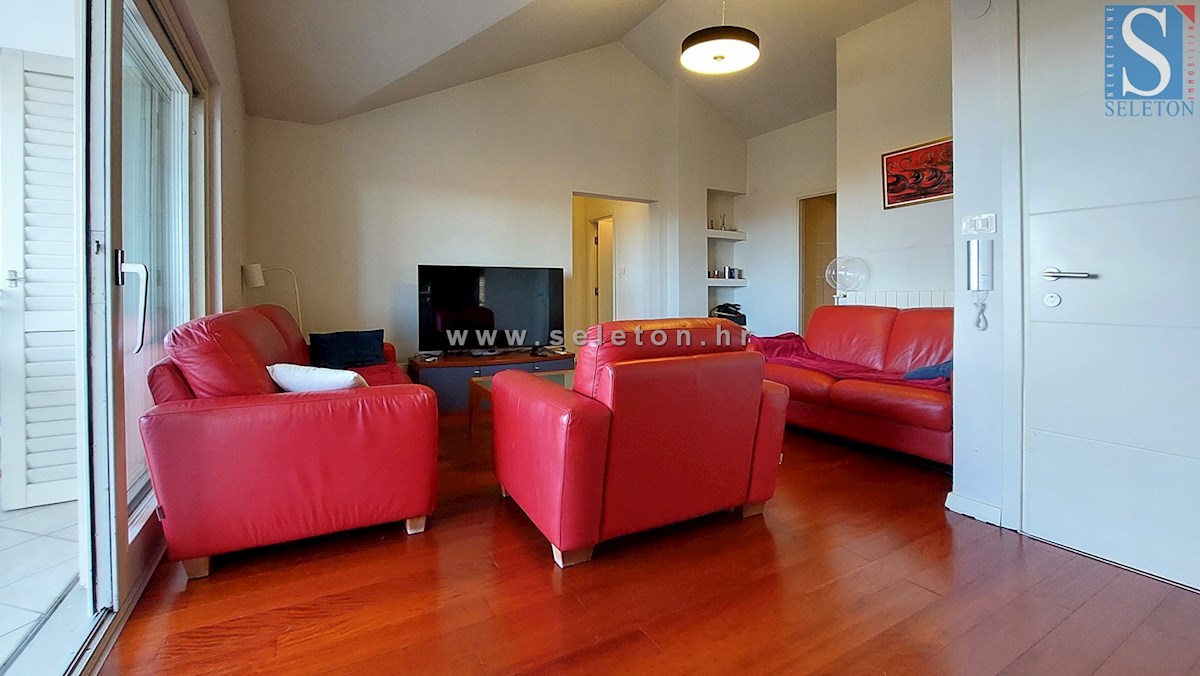 Poreč - 127 m2 veliko stanovanje naprodaj s pogledom na morje, 500 m od morja