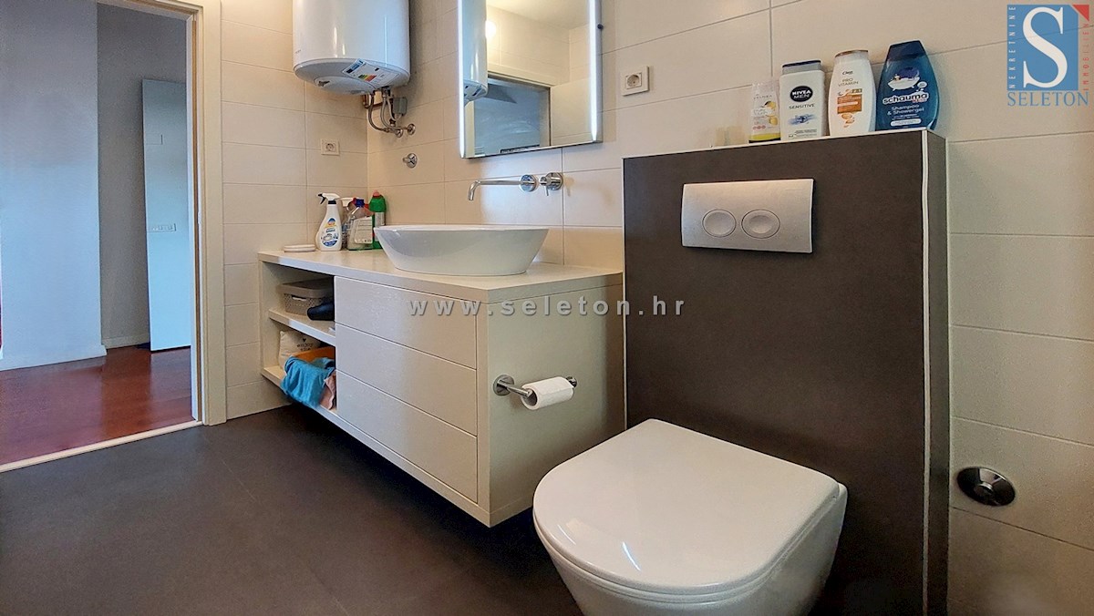 Poreč - 127 m2 veliko stanovanje naprodaj s pogledom na morje, 500 m od morja