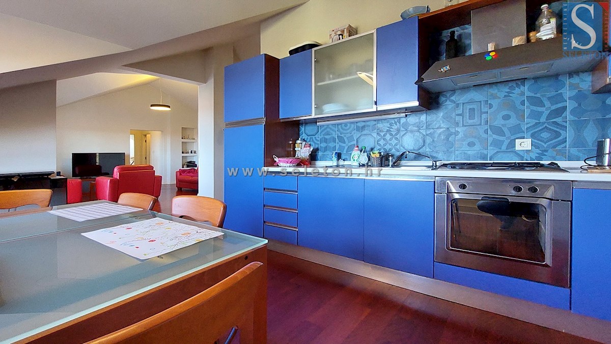 Poreč - 127 m2 veliko stanovanje naprodaj s pogledom na morje, 500 m od morja