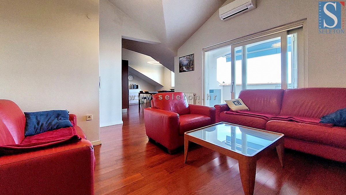 Poreč - 127 m2 veliko stanovanje naprodaj s pogledom na morje, 500 m od morja