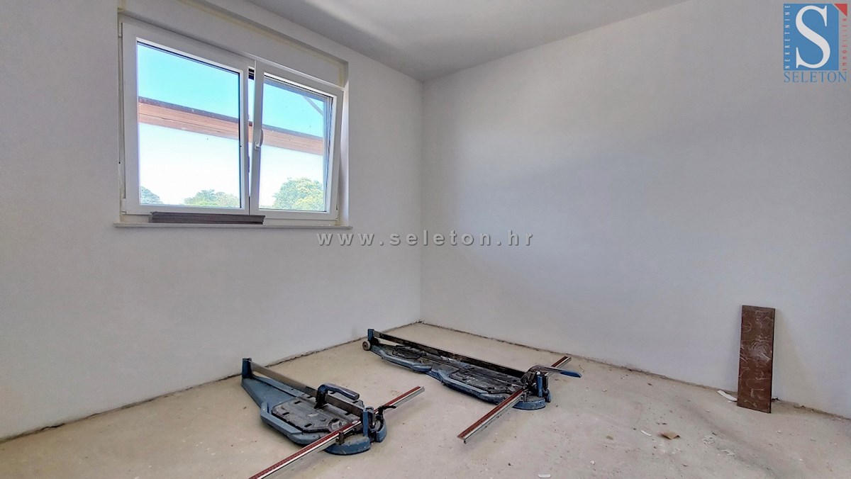 Poreč, novo stanovanje velikosti 67 m2 z vrtom velikosti 230 m2, 2 parkirnima mestoma, kletjo