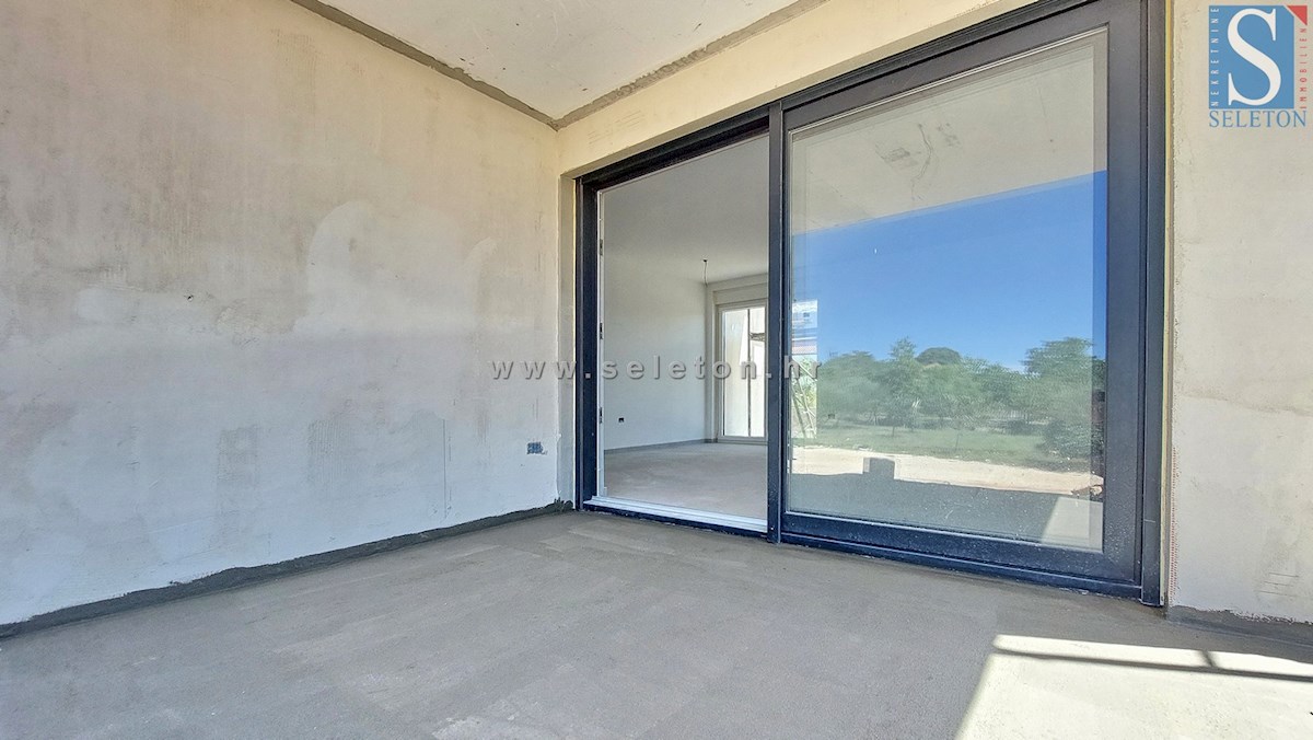 Poreč, novo stanovanje velikosti 67 m2 z vrtom velikosti 230 m2, 2 parkirnima mestoma, kletjo