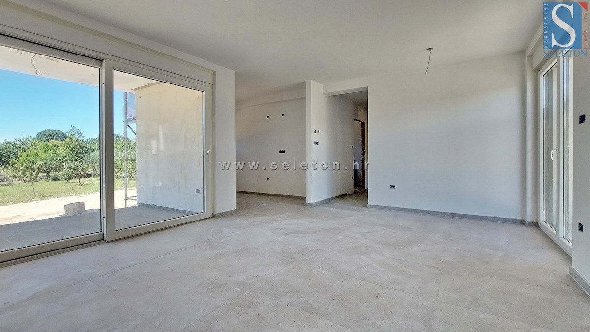 Poreč, novo stanovanje velikosti 67 m2 z vrtom velikosti 230 m2, 2 parkirnima mestoma, kletjo