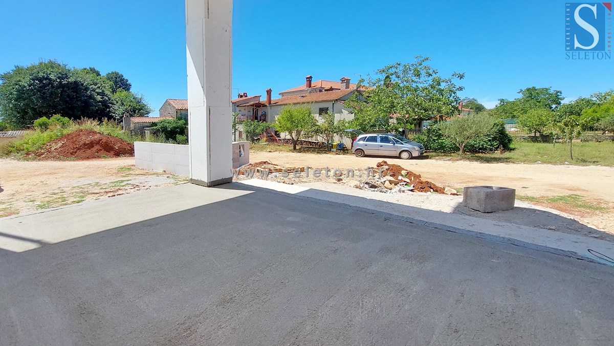 Poreč, novo stanovanje velikosti 67 m2 z vrtom velikosti 230 m2, 2 parkirnima mestoma, kletjo