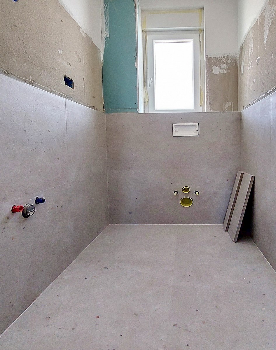 Poreč, novo stanovanje velikosti 67 m2 z vrtom velikosti 230 m2, 2 parkirnima mestoma, kletjo