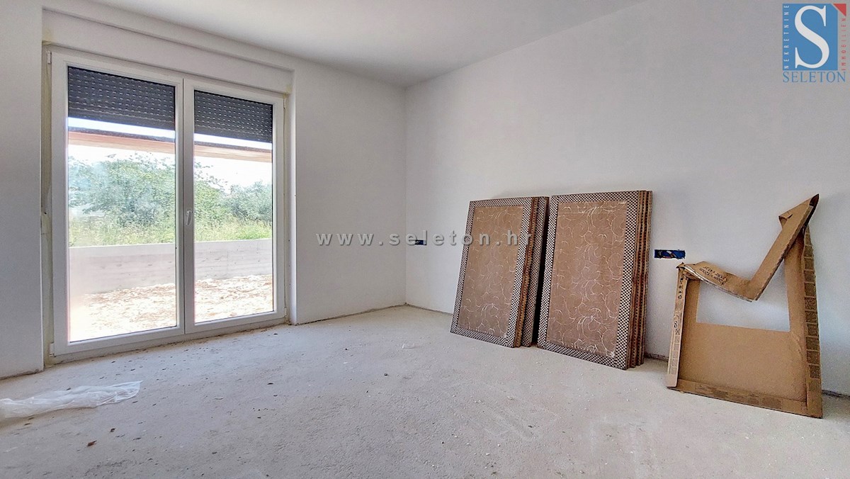 Poreč, novo stanovanje velikosti 67 m2 z vrtom velikosti 230 m2, 2 parkirnima mestoma, kletjo