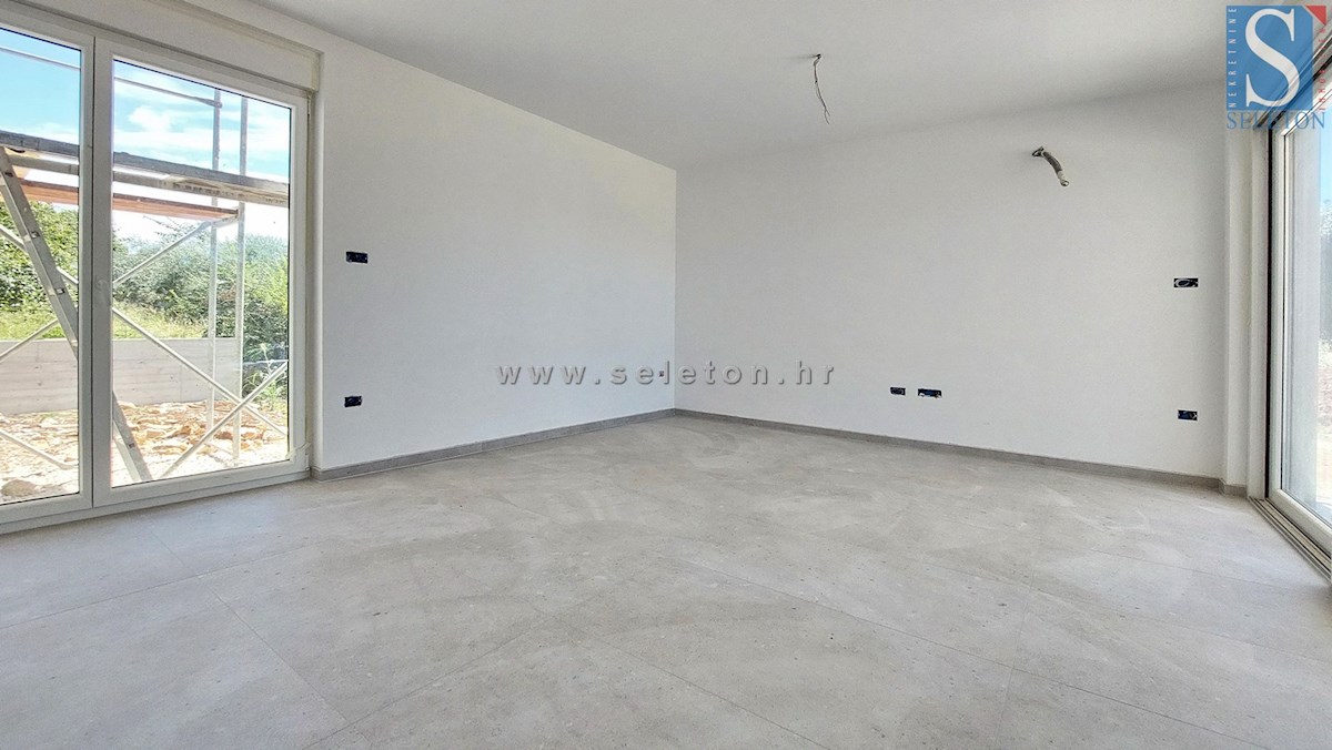 Poreč, novo stanovanje velikosti 67 m2 z vrtom velikosti 230 m2, 2 parkirnima mestoma, kletjo