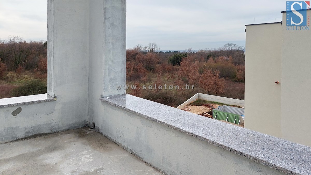 Istra, Poreč, novo stanovanje 161 m2, 2. nadstropje, pogled na morje, cca 800 m od morja (zračne črte)