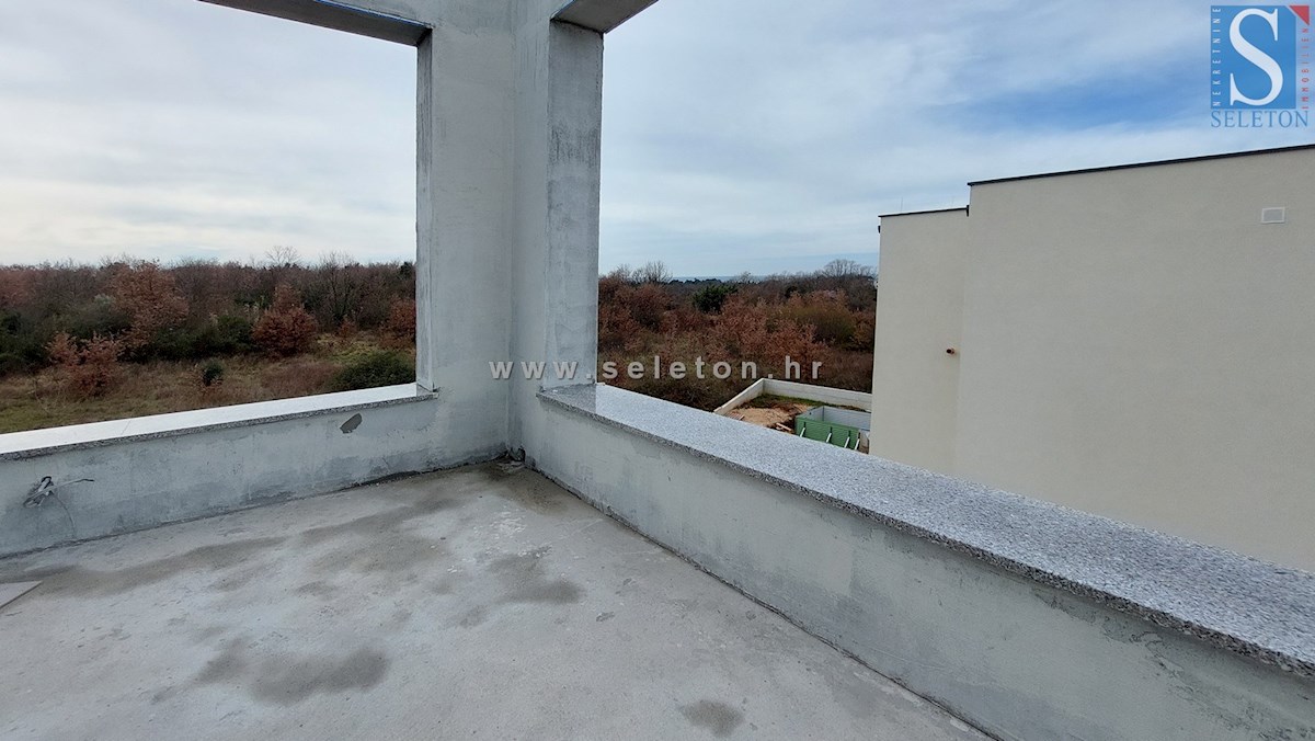 Istra, Poreč, novo stanovanje 161 m2, 2. nadstropje, pogled na morje, cca 800 m od morja (zračne črte)