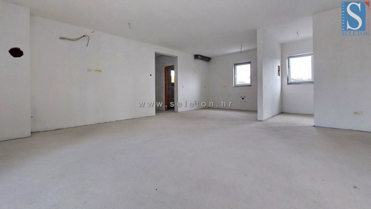 Poreč, novo stanovanje 95 m2 z lastnim vrtom 115 m2, cca 800 m od morja (zračne črte)